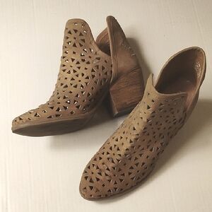 Musse & Cloud Tan Ankle Boots with Western Flair
